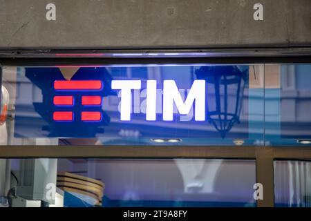 Turin, Italien - 11 07 2023 : Tim, italienisches Telekommunikationsunternehmen, bietet Telefon-, Mobil- und Internetdienste Fassadengeschäft Logo Marke und Text si Stockfoto
