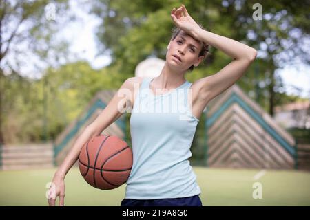 Erfahrene sportliche junge Basketballspielerin Stockfoto