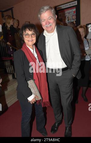 Simone Rethel Schauspielerin Alexander Ollig Produzent München 23.11.2027 Bayerischer Hof Theater kleine Komoedie Premiere Weihnachten auf dem Balkon München *** Simone Rethel Schauspielerin Alexander Ollig Produzent München 23 11 2027 Bayerischer Hof Theater kleine Komoedie Premiere Weihnachten auf dem Balkon München Credit: Imago/Alamy Live News Stockfoto