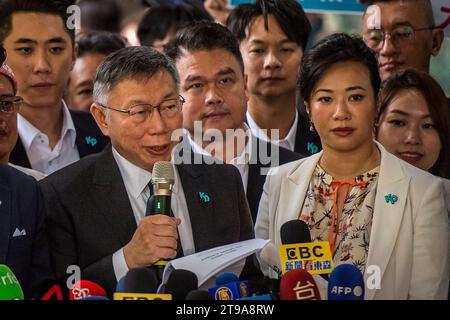 Taipeh. November 2023. Ko Wen-je, Vorsitzender der Taiwan People's Party (TPP) und Präsidentschaftskandidat (L) sowie die TPP-Vizepräsidentin Cynthia Wu sprechen mit der Presse, als sie bei der Zentralen Wahlkommission ankommen, um sich für die bevorstehenden Präsidentschaftswahlen 2024 in Taipeh (Taiwan) am 24/11/2023 von Wiktor Dabkowski zu registrieren. dpa/Alamy Live News Stockfoto