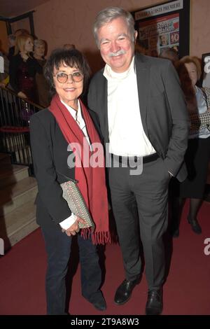 Simone Rethel Schauspielerin Alexander Ollig Produzent München 23.11.2027 Bayerischer Hof Theater kleine Komoedie Premiere Weihnachten auf dem Balkon München *** Simone Rethel Schauspielerin Alexander Ollig Produzent München 23 11 2027 Bayerischer Hof Theater kleine Komoedie Premiere Weihnachten auf dem Balkon München Credit: Imago/Alamy Live News Stockfoto