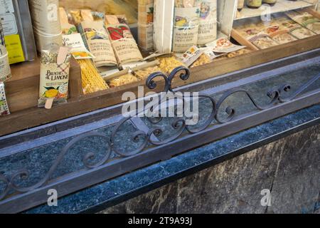 Stahlmontierte Frontseite des Gebäudes mit feindlichem Design am Rande der Bordsteinstraße Stockfoto