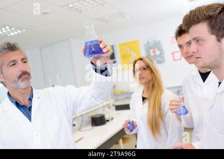 Schüler und Lehrer demonstrieren ein Experiment Stockfoto