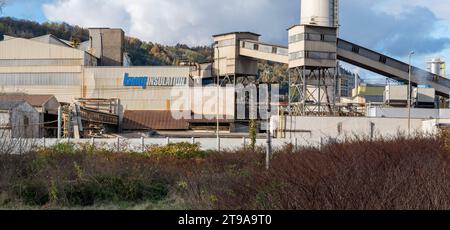 Nova Bana, Slowakei - 12. November 2023 : Knauf Dämmstoffproduktion in Nova Bana. Slowakei. Knauf Insulation ist eine der größten der Welt Stockfoto