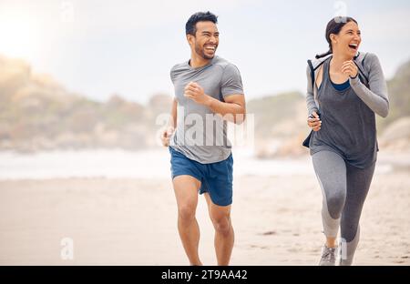 Ein paar Freunde, die am Strand laufen und trainieren, um Fitness, Workout und Lust auf Ausdauer, Rennen oder Unterstützung zu haben. Aufgeregte Frau, Mann oder Persönlichkeit Stockfoto