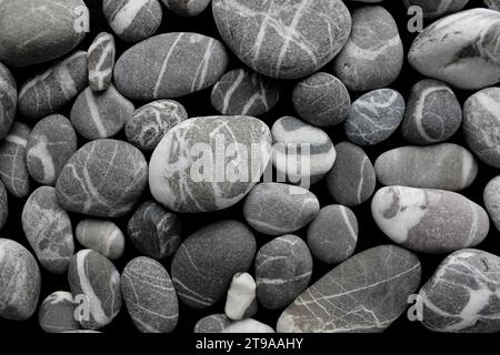 Muster unterschiedlicher Form grauer Meeressteine mit weißen Quarzstreifen Winkelansicht Stockfoto Stockfoto