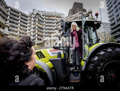 DER HAAG - Mona Keijzer vom BöhmerBurgerBeweging (BBB) kommt mit dem Traktor am Stabeingang des Repräsentantenhauses an. Die Registrierung neuer Abgeordneter nach den Wahlen beginnt heute. ANP REMKO DE WAAL niederlande raus - belgien raus Stockfoto