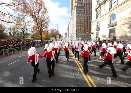 New York City, Usa. November 2023. Die Rutgers University Marching Scarlet Knights treten während der 97. Macy's Thanksgiving Day Parade am 23. November 2023 in New York auf. (Foto: Gordon Donovan/NurPhoto) Credit: NurPhoto SRL/Alamy Live News Stockfoto