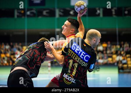 Odense, Dänemark. November 2023. Frederik Emil Pedersen (10) von GOG und Daniel Pettersson (11) vom SC Magdeburg im EHF Champions League Spiel zwischen GOG und SC Magdeburg in der Jyske Bank Arena in Odense. (Foto: Gonzales Photo/Alamy Live News Stockfoto