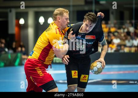 Odense, Dänemark. November 2023. Michael Damgaard (34) vom SC Magdeburg und Henrik Jakobsen (9) von GOG im EHF Champions League Spiel zwischen GOG und SC Magdeburg in der Jyske Bank Arena in Odense. (Foto: Gonzales Photo/Alamy Live News Stockfoto