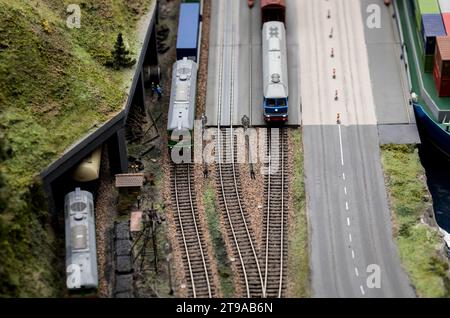 Miniaturmodell eines Eisenbahnwaggons und Zuges. Blick von oben auf die Bahngleise Stockfoto