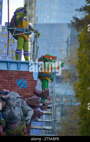 New York, Usa. November 2023. Die Leute sehen die jährliche Macy's Thanksgiving Day Parade am 23. November 2023 in New York. Tausende säumen die Straßen, um die 26 Ballons und Hunderte von Künstlern zu sehen, die an der Parade teilnehmen, die seit 1924 Tradition hat. Die diesjährige Parade ist die 97. Seit ihrem Beginn und wird seit 1952 im Fernsehen ausgestrahlt. (Foto: Deccio Serrano/NurPhoto) Credit: NurPhoto SRL/Alamy Live News Stockfoto