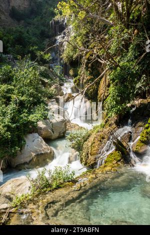 Erkunden Sie vielfältige Landschaften – von Bergflüssen bis zu üppigen Wäldern. Reisen Sie durch Wasserressourcen und natürliche Schönheit im bezaubernden Tolantongo Hidalgo Stockfoto