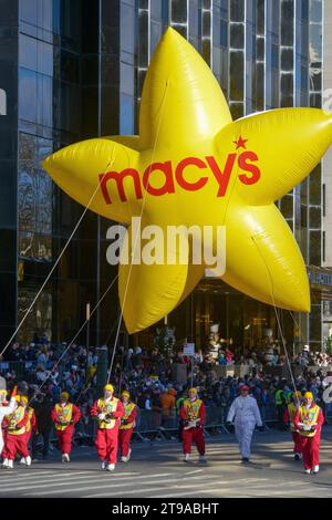 New York, Usa. November 2023. Die Leute sehen die jährliche Macy's Thanksgiving Day Parade am 23. November 2023 in New York. Tausende säumen die Straßen, um die 26 Ballons und Hunderte von Künstlern zu sehen, die an der Parade teilnehmen, die seit 1924 Tradition hat. Die diesjährige Parade ist die 97. Seit ihrem Beginn und wird seit 1952 im Fernsehen ausgestrahlt. (Foto: Deccio Serrano/NurPhoto) Credit: NurPhoto SRL/Alamy Live News Stockfoto