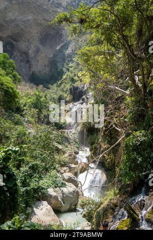 Erkunden Sie vielfältige Landschaften – von Bergflüssen bis zu üppigen Wäldern. Reisen Sie durch Wasserressourcen und natürliche Schönheit im bezaubernden Tolantongo Hidalgo Stockfoto