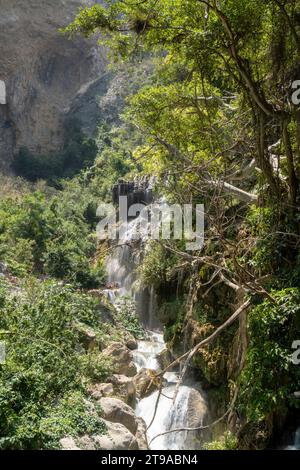 Erkunden Sie vielfältige Landschaften – von Bergflüssen bis zu üppigen Wäldern. Reisen Sie durch Wasserressourcen und natürliche Schönheit im bezaubernden Tolantongo Hidalgo Stockfoto