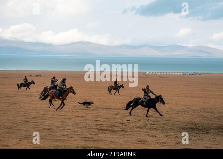 Buzkashi (Ziegenziehen) ist der Nationalsport Afghanistans. Es ist ein traditioneller Sport, bei dem Pferdespieler versuchen, eine Ziege oder ein Kalb zu platzieren Stockfoto