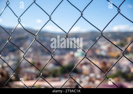 Eine urbane Landschaft von Guanajuato, die mit elektrischen blauen Zäunen geschmückt ist und Muster am Himmel erzeugt Stockfoto