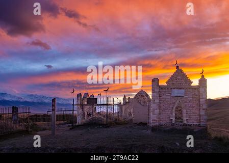 Traditioneller muslimischer Friedhof am Rande eines Dorfes in Kirgisistan Stockfoto