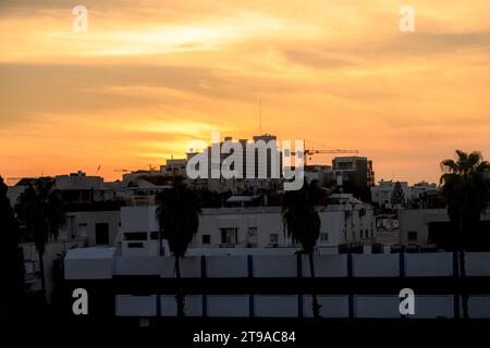Sonnenuntergang in Tel Aviv, Israel, Blick von einem Dach in der Basel Street im Viertel Old North nach Westen Stockfoto