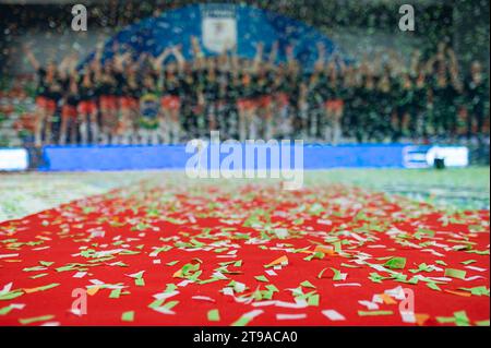 Konfetti auf dem roten Teppich und Team von Sportchamions im Hintergrund Stockfoto