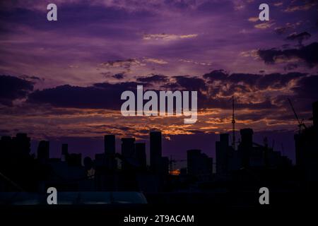 Sonnenaufgang in Tel Aviv, Israel, Blick von einem Dach in der Basel Street im Viertel Old North nach Westen Stockfoto