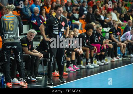 LUBIN, POLEN - 23. SEPTEMBER 2023: Handballfrauen EHF Champions League Spiel KGHM MKS Zaglebie Lubin gegen Vipers Kristiansand. Hlavaty Tomas Cheftrainer Stockfoto