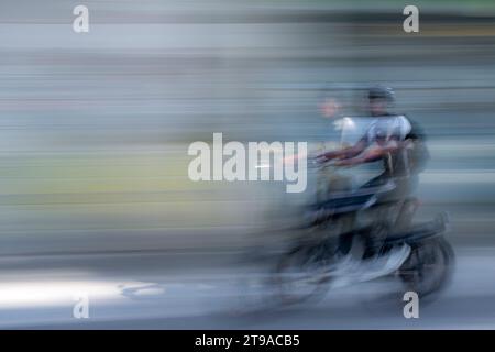 Geschwindigkeit, Bewegung und Radfahren. Verwendung von Kameraschwenken und niedriger Verschlusszeit, um einen Eindruck von Geschwindigkeit und Bewegung in einer städtischen Umgebung zu vermitteln Stockfoto