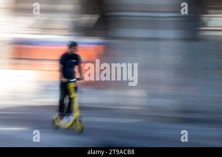 Geschwindigkeit, Bewegung und Radfahren. Verwendung von Kameraschwenken und niedriger Verschlusszeit, um einen Eindruck von Geschwindigkeit und Bewegung in einer städtischen Umgebung zu vermitteln Stockfoto