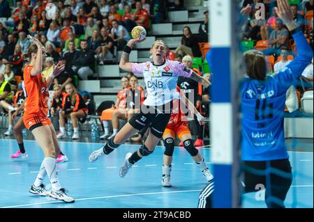 LUBIN, POLEN - 23. SEPTEMBER 2023: Handball EHF Champions League Frauen Match KGHM MKS Zaglebie Lubin gegen Vipers Kristiansand. In Aktion Schulze Luisa. Stockfoto