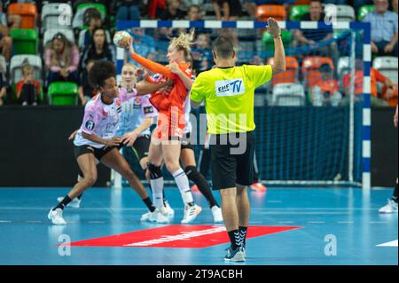 LUBIN, POLEN - 23. SEPTEMBER 2023: Handball EHF Champions League Frauen Match KGHM MKS Zaglebie Lubin gegen Vipers Kristiansand. EHF-Schiedsrichter mit Reised Stockfoto