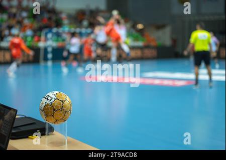 LUBIN, POLEN - 23. SEPTEMBER 2023: Handball EHF Champions League Frauen Match KGHM MKS Zaglebie Lubin - Vipers Kristiansand. Handballball auf dem Refe Stockfoto