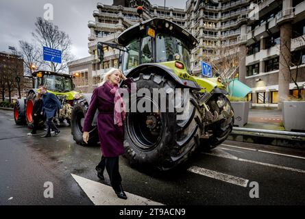 DER HAAG - Mona Keijzer vom BöhmerBurgerBeweging (BBB) kommt mit dem Traktor am Stabeingang des Repräsentantenhauses an. Die Registrierung neuer Abgeordneter nach den Wahlen beginnt heute. ANP REMKO DE WAAL niederlande raus - belgien raus Stockfoto