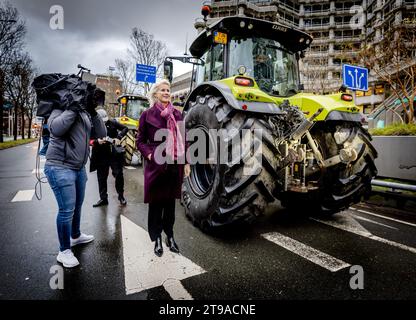 DER HAAG - Mona Keijzer vom BöhmerBurgerBeweging (BBB) kommt mit dem Traktor am Stabeingang des Repräsentantenhauses an. Die Registrierung neuer Abgeordneter nach den Wahlen beginnt heute. ANP REMKO DE WAAL niederlande raus - belgien raus Stockfoto