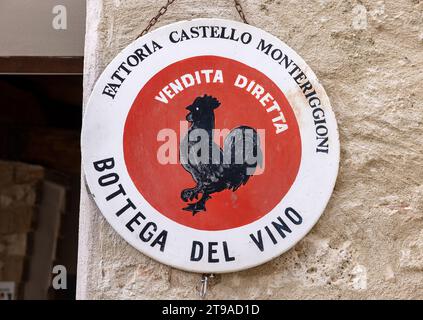 Monteriggioni, Italien - 17. September 2022: Schwarzer Hahn Symbol für guten Wein in der Toskana hängt an der Wand eines Hauses in Monteriggioni mittelalterlich ummauerten Schlepptau Stockfoto
