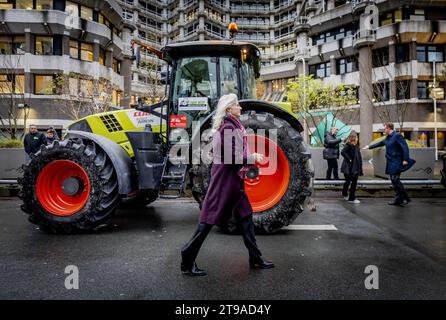 DER HAAG - Mona Keijzer vom BöhmerBurgerBeweging (BBB) kommt mit dem Traktor am Stabeingang des Repräsentantenhauses an. Die Registrierung neuer Abgeordneter nach den Wahlen beginnt heute. ANP REMKO DE WAAL niederlande raus - belgien raus Stockfoto