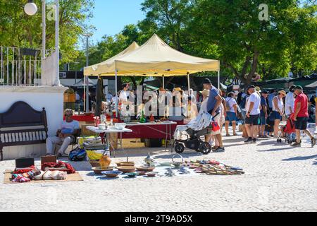 Lokale, handgefertigte Keramik zum Verkauf auf dem wöchentlichen Flohmarkt am Samstag in Estremoz, Alentejo, Portugal Stockfoto