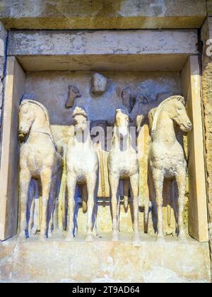 Metopa aus Tempel C in Selinunte (540-510 v. Chr.) zeigt Apollo auf einer Quadriga, Seite an Seite mit Leto und Artemis - Antonino Salinas regionales Archäologisches Museum - Palermo, Sizilien Stockfoto