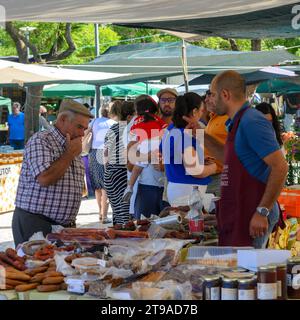 Ein Verkaufsstand mit Wurstwaren und einheimischen Käsesorten auf dem Wochenmarkt für Bauern am Samstag in Estremoz, Alentejo, Portugal Stockfoto