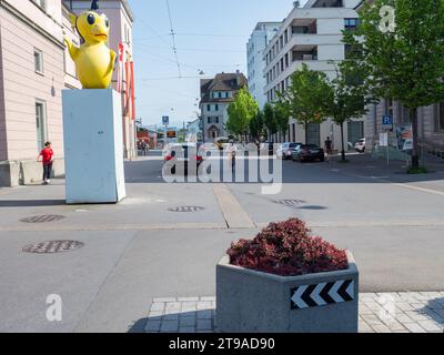 Romanshorn, Schweiz - 29. Mai 2023: Verkehrsberuhigung vor dem Bahnhof Stockfoto