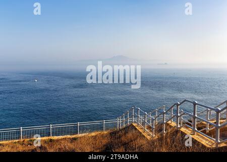 Blick von der Aussichtsplattform Europa Point im Dunst, Küste Marokkos am Horizont, Straße von Gibraltar, Gibraltar Stockfoto