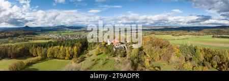 Luftpanorama von Schloss Friedingen, Friedinger Schloessle oder Hohenfriedingen mit dem Hegau am Horizont, Landkreis Konstanz Stockfoto
