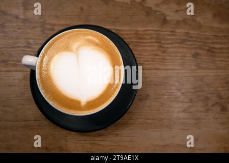 Genießen Sie die reichhaltigen Aromen von frisch gebrühtem Kaffee, von Latte bis Cappuccino, serviert in einem gemütlichen Café-Ambiente Stockfoto