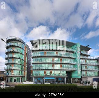 Riverside Apartments am Nordufer der Themse in Wapping, London, England. Stockfoto