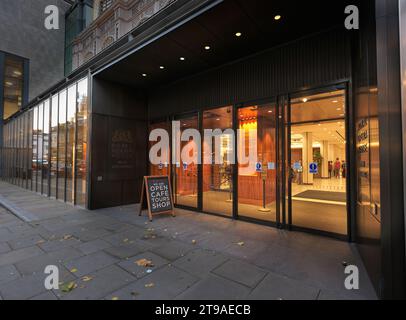 Eintritt zum Café und Shop im Royal Opera House (ROH), Covent Garden, London, England, bei Nacht. Stockfoto