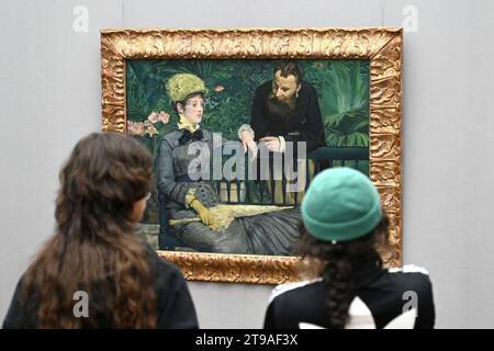 Berlin, Deutschland - 03. November 2022: Besucher beobachten 'im Konservatorium', 1879 Ölgemälde von Edouard Manet in der Alten Nationalgalerie in Berli Stockfoto