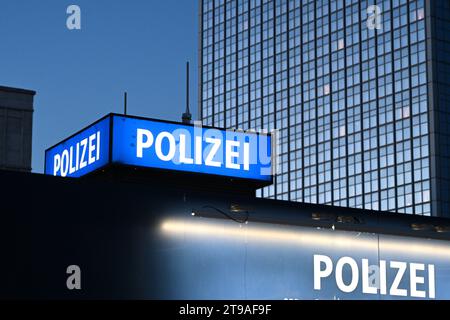 Berlin, Deutschland - 2. November 2022: Inschrift Polizei auf dem Polizeiamt am Alexanderplatz in Berlin. Stockfoto