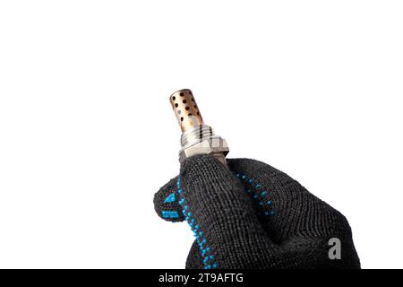 Sauerstoffsensor für Benzin- und Dieselmotoren in der Hand isoliert auf weißem Hintergrund. Der Mechaniker hält den Sauerstoffsensor. Lambdasonde. Stockfoto