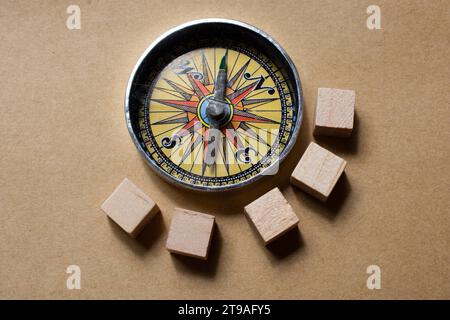 Holzwürfel Magnetischer Kompass Werkzeug als Konzept des Reisens Stockfoto