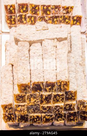 Verschiedene Arten von Turkish Delight Süßigkeiten auf dem Gewürzmarkt Stockfoto